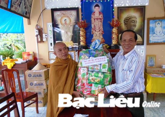 Nhiều đoàn cán bộ thăm, chúc mừng các chùa nhân Đại lễ Phật Đản 2015